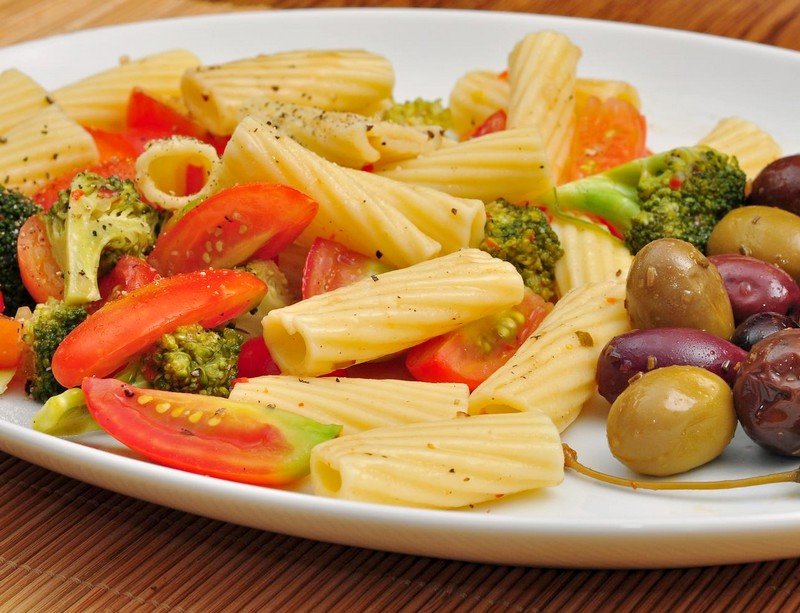 ensalada fusilli tomates aceitunas