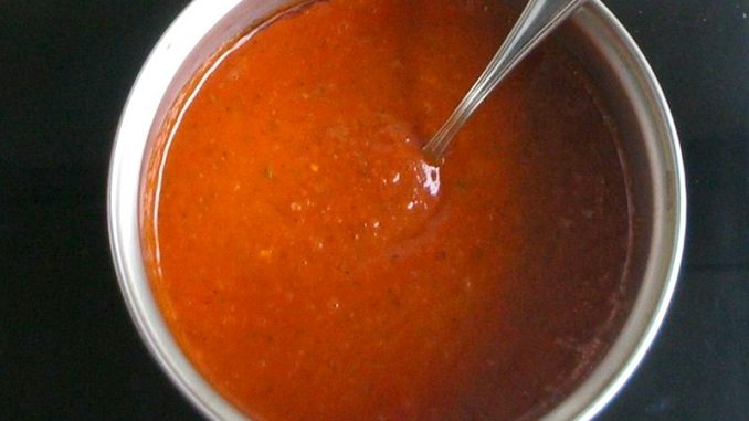 cacerola con salsa de tomate
