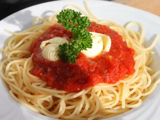 plato de spaghetti con mozzarella